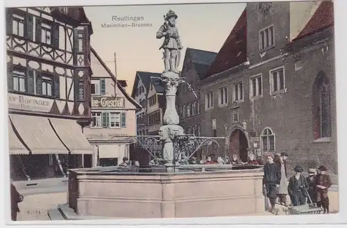 82788 AK Reutlingen - Maximilian Brunnen, Kaffee Geschäft, Menschenmenge 1909