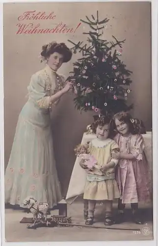84293 Glückwunsch AK Fröhliche Weihnachten Dame mit Kindern neben Tannenbaum
