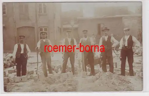 84727 Foto Ak Neumünster Arbeiter auf Baustelle 1913