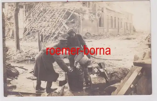 84881 Foto Ak Wasserholer im zerstörtem Dorf Miramont 1.Weltkrieg um 1915