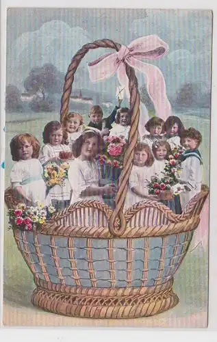 85366 Glückwunsch AK Kinder mit Blumensträussen in riesigem Osterkorb 1919