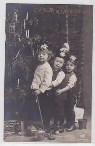 86519 Glückwunsch AK Fröhliche Weihnachten - 3 Jungen mit Pickelhauben 1907