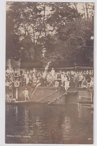 88013 Foto Ak Leipzig Freibad mit Sprungturm um 1930