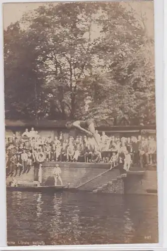 88014 Foto Ak Leipzig Freibad mit Sprungturm um 1930
