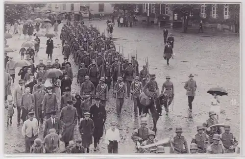 88876 Foto Ak Ratzeburg Militärkolonne zieht durch die Stadt um 1930