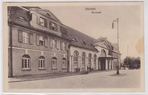 89312 AK Sagan - Bahnhof davor Menschen und Automobile 1926