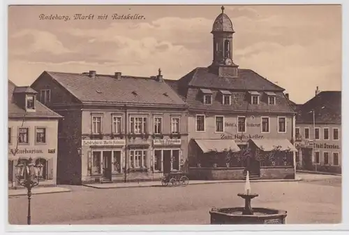 90143 Ak Radeburg Markt mit Ratskeller und Geschäften um 1930
