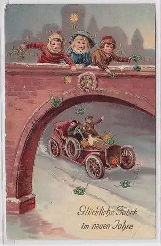 90522 Ak Nouvel An Les enfants jettent des feuilles de trèfle de pont sur voiture vers 1910