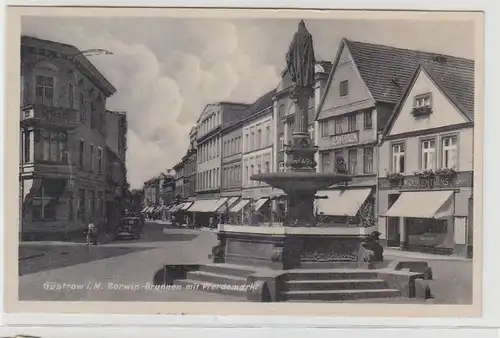 69866 Ak Güstrow in Mecklenburg Borwin Brunnen mit Pferdemarkt 1942