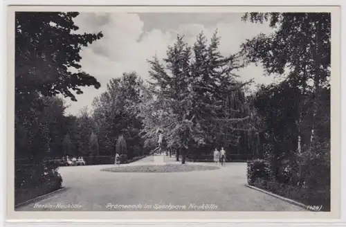 95050 Ak Berlin Neukölln - Promenade dans le parc sportif de Nekkölnn vers 1940