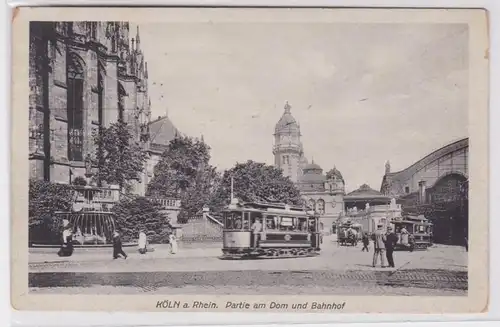 84023 Ak Cologne am Rhein Partie am Dom und Bahnhof 1921