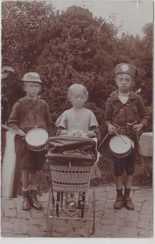 56064 Photo Ak Enfants dans le jardin avec tambours et poupées 1910