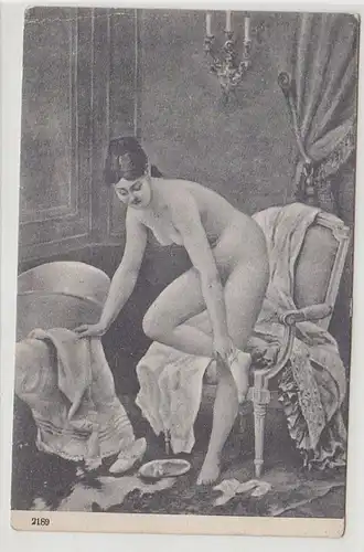 65825 Erotic Ak "Dame se déshabille" acte féminin vers 1910
