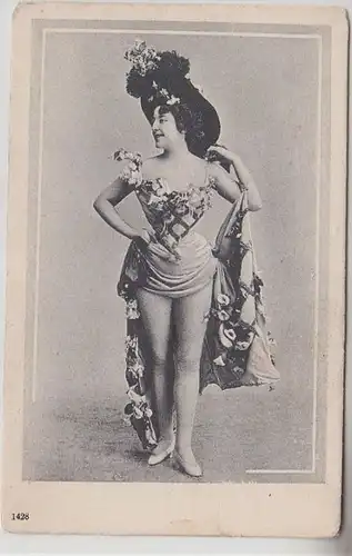 65370 Ak érotique jolie dame en robe sexy vers 1910