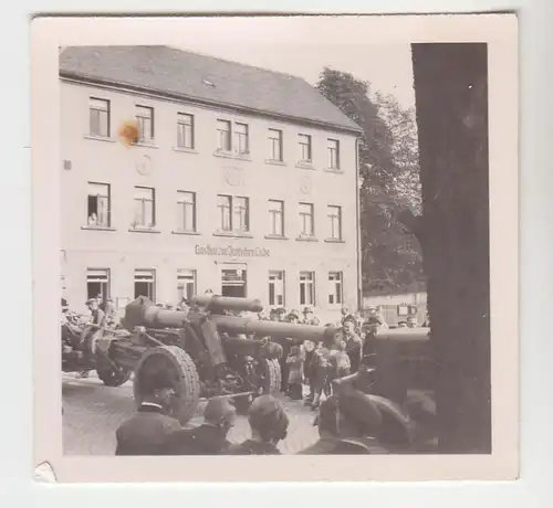 65314 Photo Wehrmacht canon lourd devant l'auberge pour le chêne allemand 2. WK