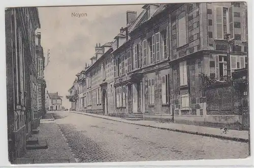 65187 Feldpost Ak Noyon in Frankreich Strassenansicht 1919