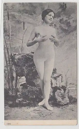 65130 Ak érotique "Dame nue couvrant les seins" acte féminin vers 1910
