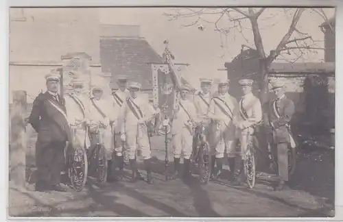 65061 Foto Ak Zschortau bei Delitzsch Radfahrerverein um 1925