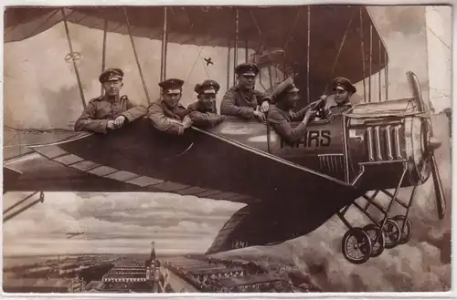 67609 Ak Fotomontage Soldaten im Flugzeug Doppeldecker MARS über Döberitz 1916