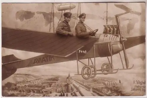 67481 Ak Fotomontage Soldaten im Flugzeug Aviatik über Döberitz 1916