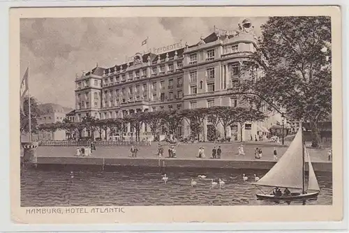 64722 Ak Hamburg Hotel Atlantik mit Segelboot davor um 1930