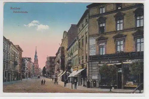 64718 Ak Ratibor Bahnhofstrasse avec magasins 1923