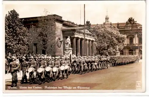 64515 Ak Berlin unter den Linden aufziehen der Wache 1944