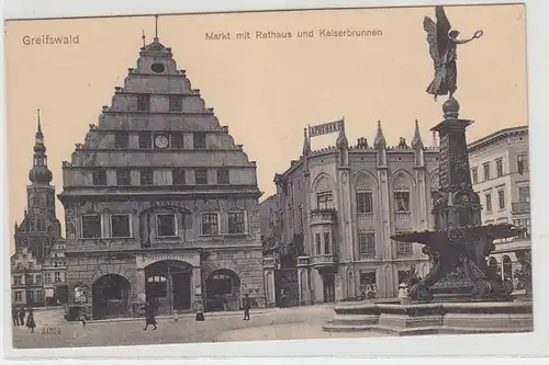 64330 Ak Greifswald Markt mit Rathaus und Kaiserbrunnen um 1910