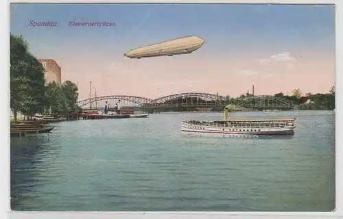 64186 Ak Spandau Zeppelin über Eiswerderbrücke 1915
