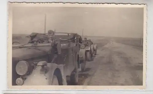 64154 Foto Ak Deutsche Soldaten mit Fahrzeugkolonne im 2. Weltkrieg