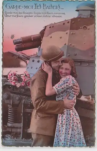 62530 Kitsch Ak Franzose mit Freundin vor Panzer Tank