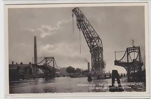 62447 Ak Wilhelmshaven der größte Schwimmkran der Welt fährt durch Drehbrücke