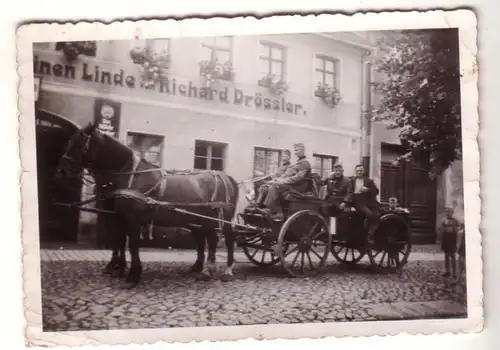 62383 Photo Soldats allemands avec calèche à cheval devant Gasthof pendant la 2ème guerre mondiale