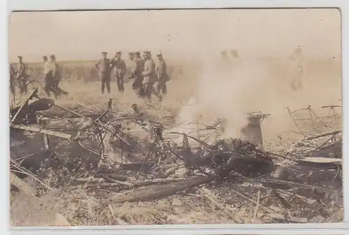 62183 Foto Ak abgestürztes Flugzeug im 1. Weltkrieg 1916