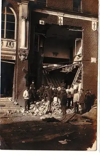 62152 Foto Ak Wohnhaus mit Bombentreffer 1. Weltkrieg 1918