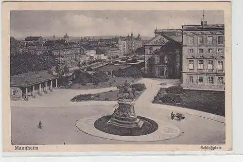 62084 Ak Mannheim Schloßplatz mit Denkmal 1917