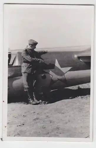 62020 Foto Luftwaffen Soldat vor abgeschossenem Russen Flugzeug 2. Weltkrieg