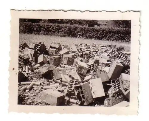 61326 Photo originale Montagne de boîtes à munitions et de douilles de grenades dans la 2e guerre mondiale