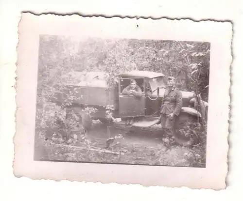 61171 Foto Deutsche Soldaten mit LKW im Wald 2. Weltkrieg