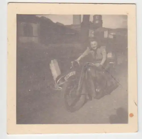 61166 Foto junge Frau mit altem Motorrad um 1940