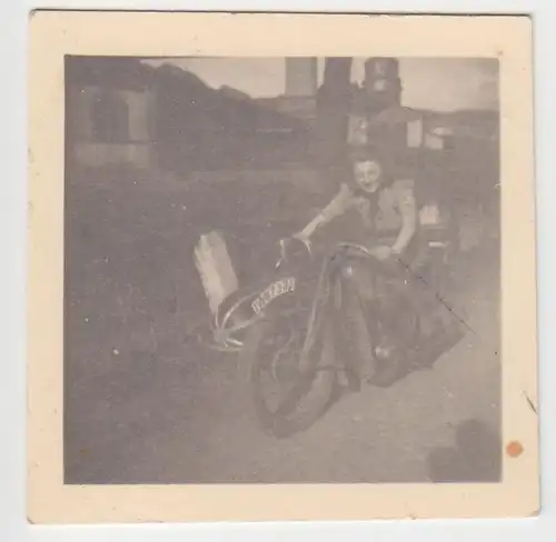 61166 Photo jeune femme avec vieille moto vers 1940