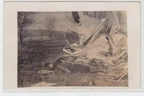 63449 Foto Ak mit abgeschossenem französischem Flugzeug um 1915