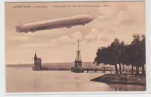 63431 Ak Konstanz am Bodensee Hafeneinfahrt mit Zeppelin Luftschiff um 1920