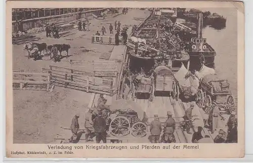 62692 Feldpost Ak chargement de véhicules de guerre et de chevaux sur la Memel 1917