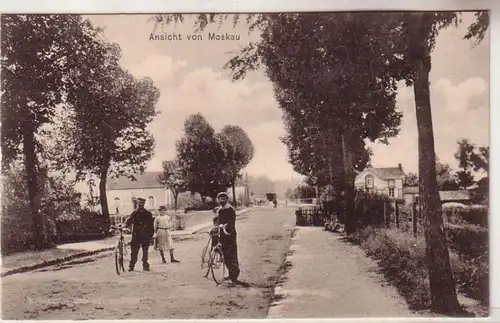 61033 Ak Vue de Moscou Chaussee avec 2 cyclistes autour de 1910
