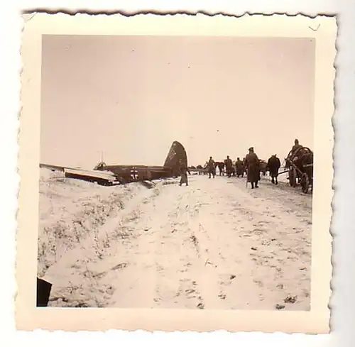 60892 Original Foto notgelandetes Junkers Flugzeug in Russland im 2. Weltkrieg