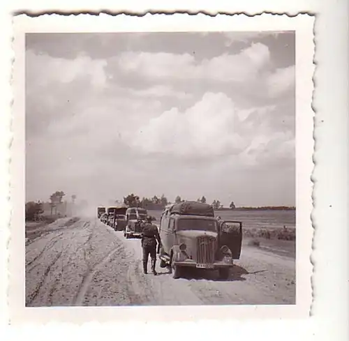 60762 Original Foto Deutsche Soldaten mit Fahrzeugkolonne im 2. Weltkrieg
