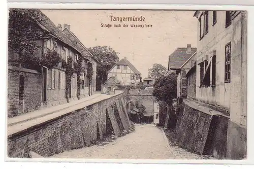 60337 Ak Tangermünde Straße nach der Wasserpforte um 1920