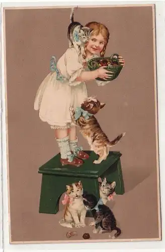 60113 Humor Ak Kind beschützt Korb vor 5 kleinen Katzen um 1915
