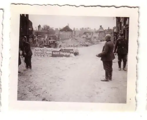 59866 Original Foto Ruinen mit Schild "Vorsicht Blindgänger" im 2. Weltkrieg